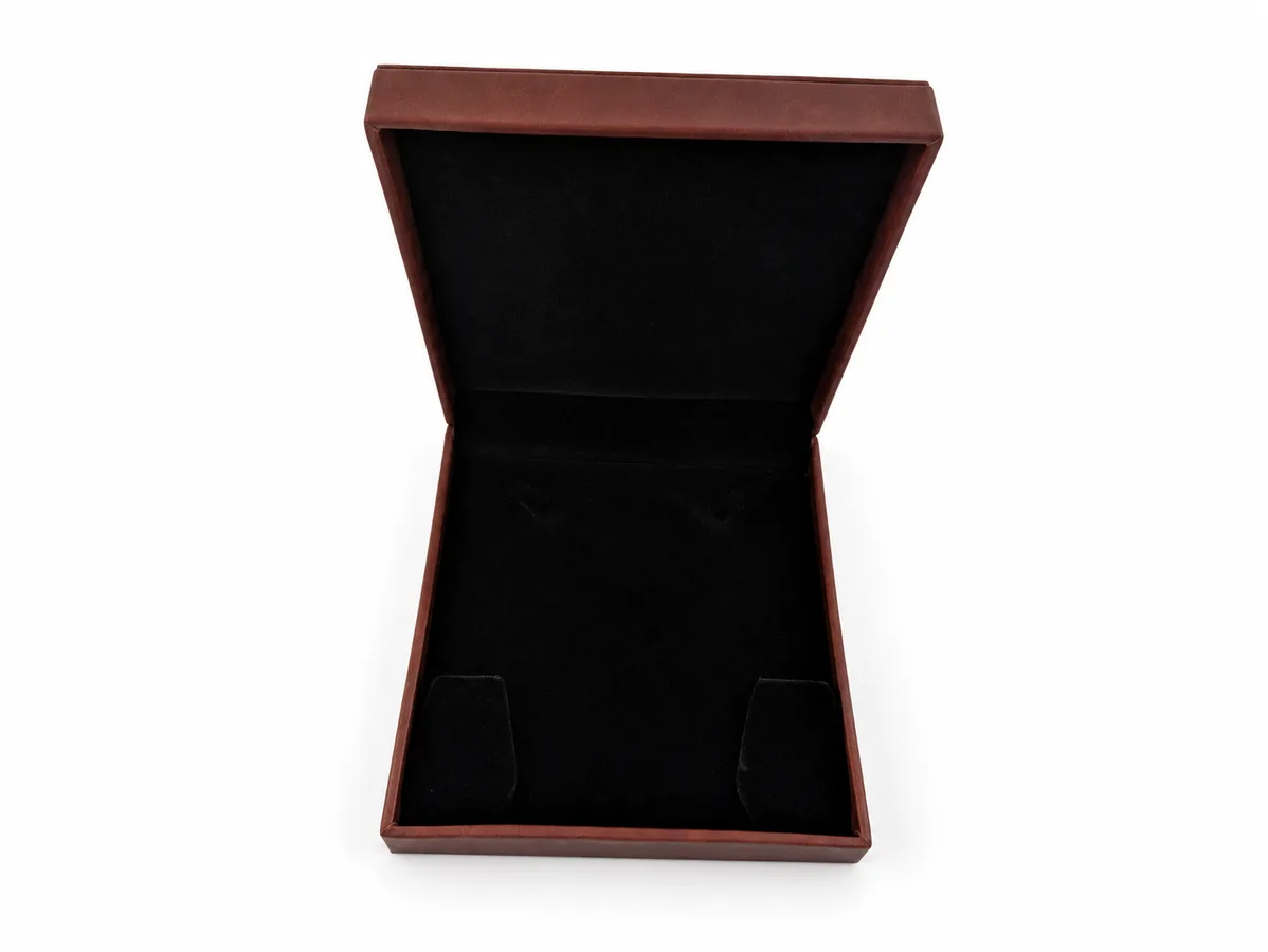 Geöffnete braune Schmuckbox mit dunkler Innenausstattung und aufgestelltem Deckel